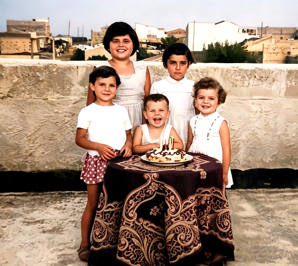 17 Maggio 1964 - Catania - Via Noto, 10: Vincenzino Palmina, Vincenzino Tina, Orlandini Pina, Orlandini Pippo e Romano Enza 