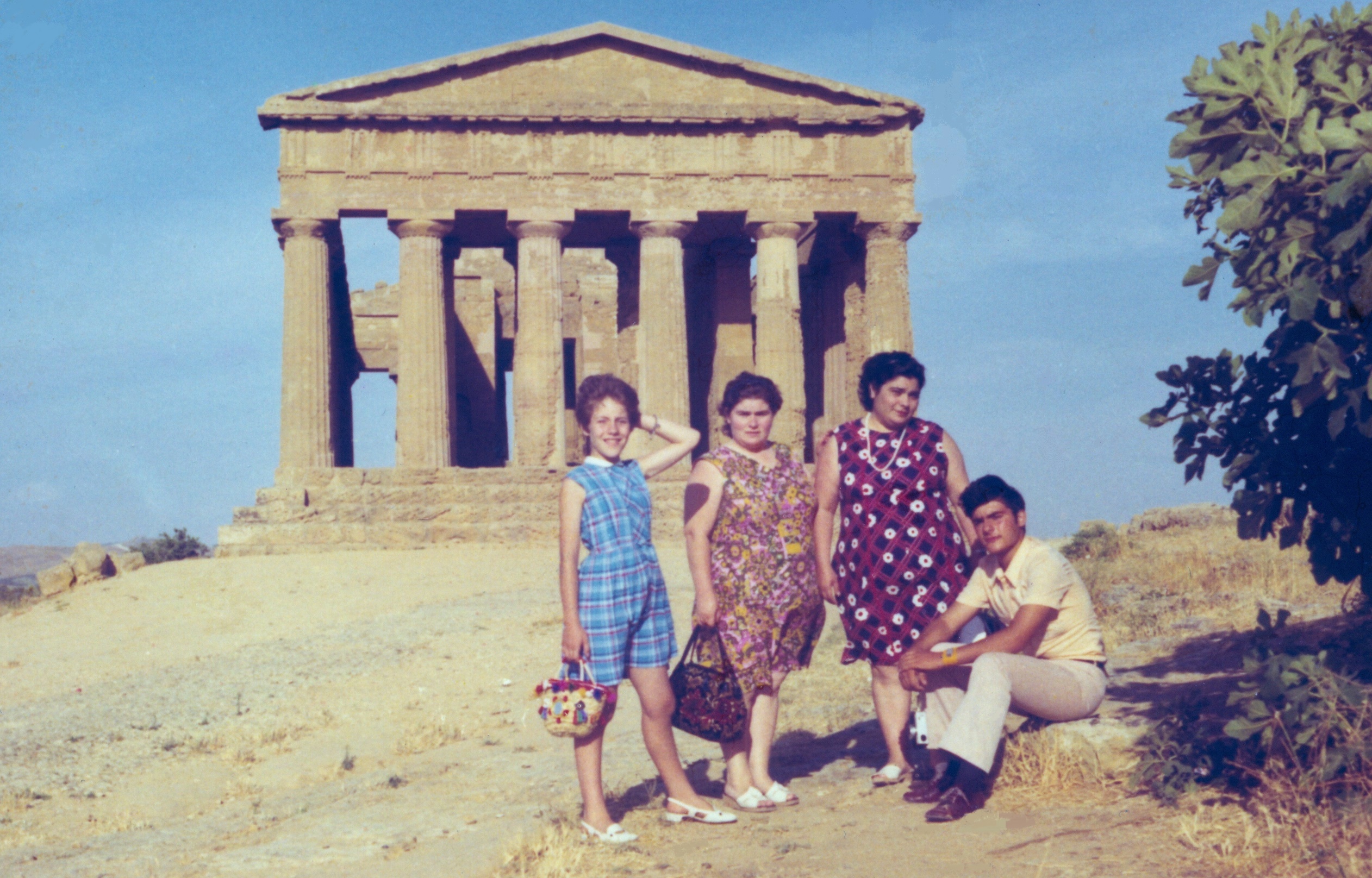 luglio 1971 Agrigento - Valle dei Templi: Roggio Linda, Schiavone Elena, Schiavone Lucia e Roggio Paride.