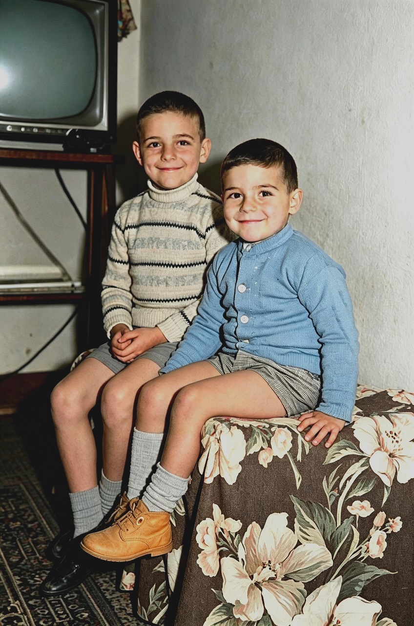1959 - Catania - Via Grotta Magna: Roggio Dario e Roggio Paride ed il Televisore Admiral 