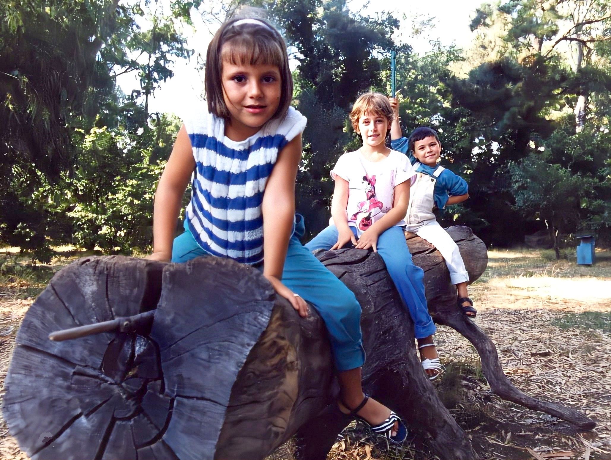 1987 - Sabaudia (LT) - Parco Nazionale del Circeo: Roggio Cinzia, Roggio Viviana e Roggio Fausto. 