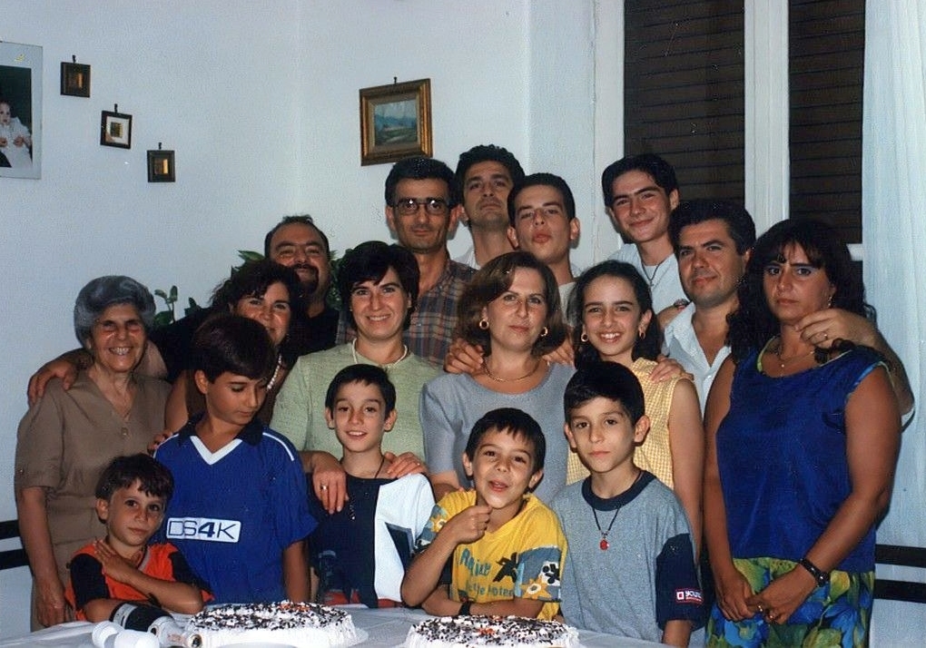 CATANIA - 1998 - compleanno Marina e Nunzia con Rosa, Pina, Paride, Franco, Santo, Antonio, Fausto, Pippo, Elisa, Tania, Salvo, Claudio, Leo, Salvo e Simone