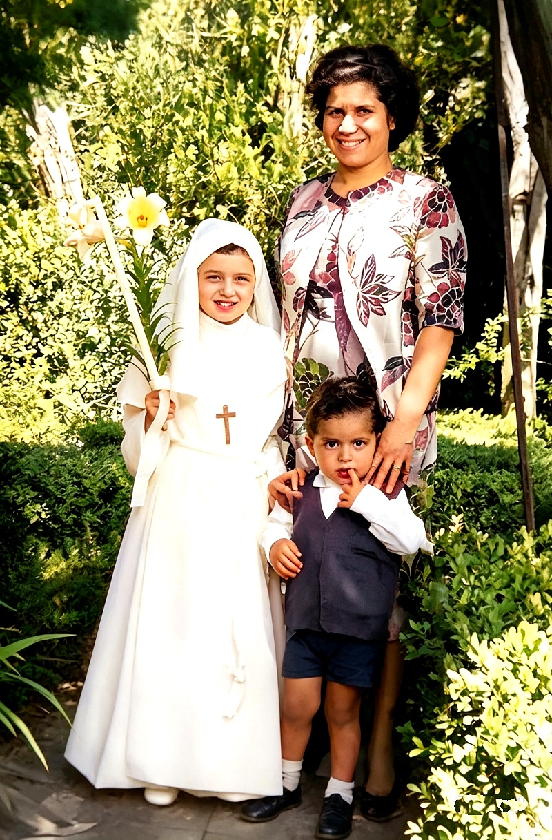 2 giugno 1967 (1^ comunione Enza) - Catania : Romano Lucia, Romano Enza e Romano Marcello. 