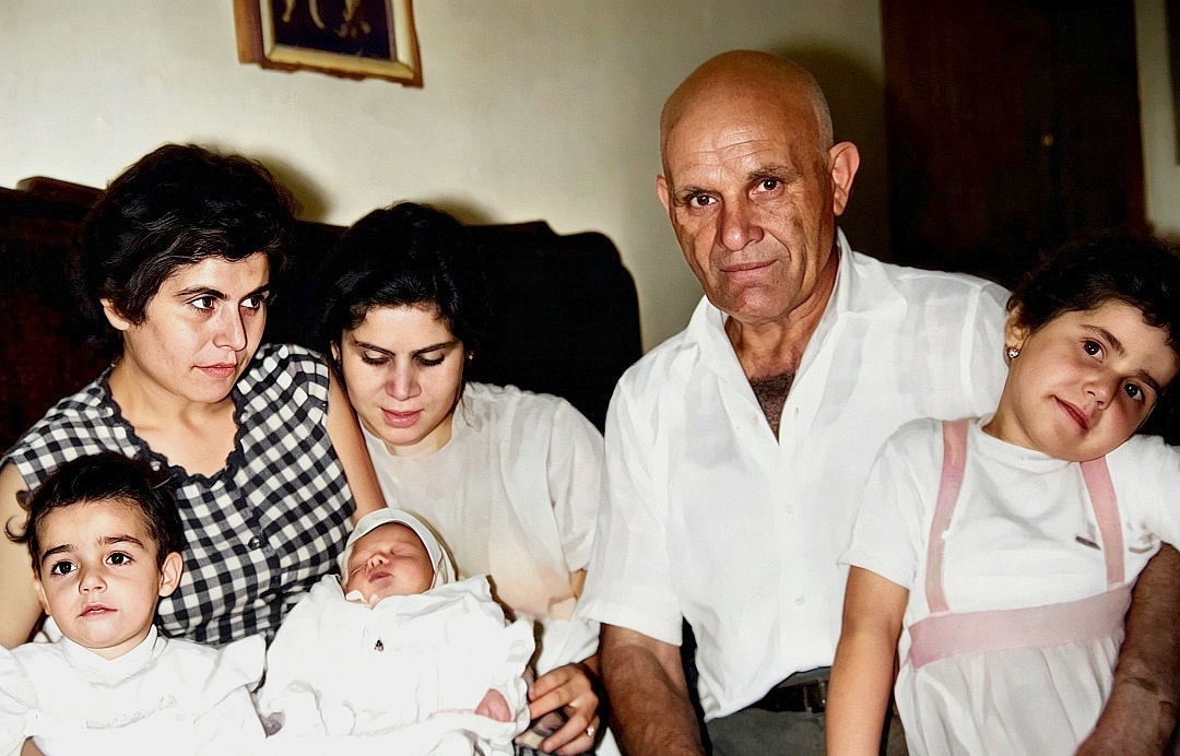 1957 Catania - Via Noto 10: Vincenzino Tina, Romano Carmela con Romano Enza, Romano Lucia, Vincenzino Paolo e Vincenzino Palmina  