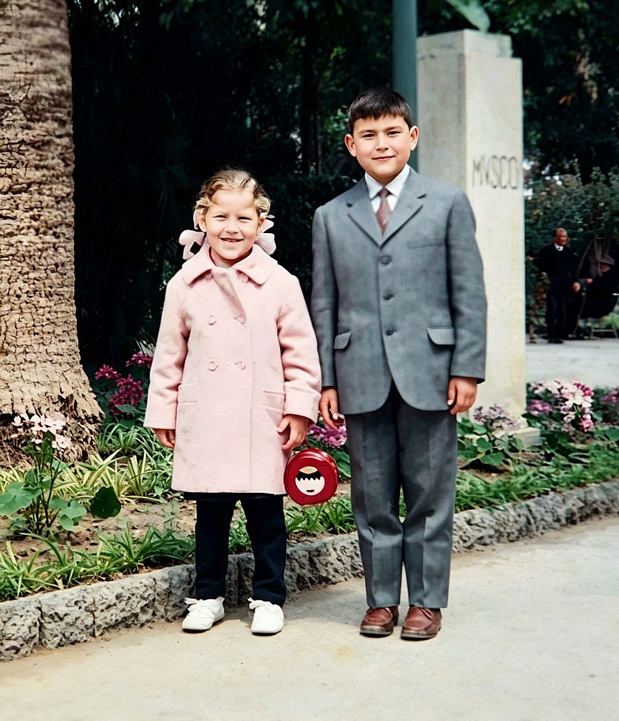 Agosto 1966 - Catania - Villa Bellini: Roggio Linda e Roggio Paride.