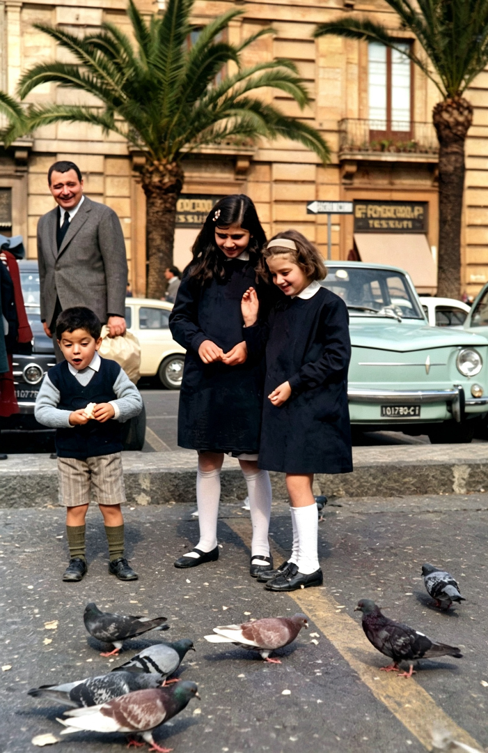 1969- Catania - P.zza Stesicoro:  Romano Marcello, Orlandini Pina e Romano Enza. 