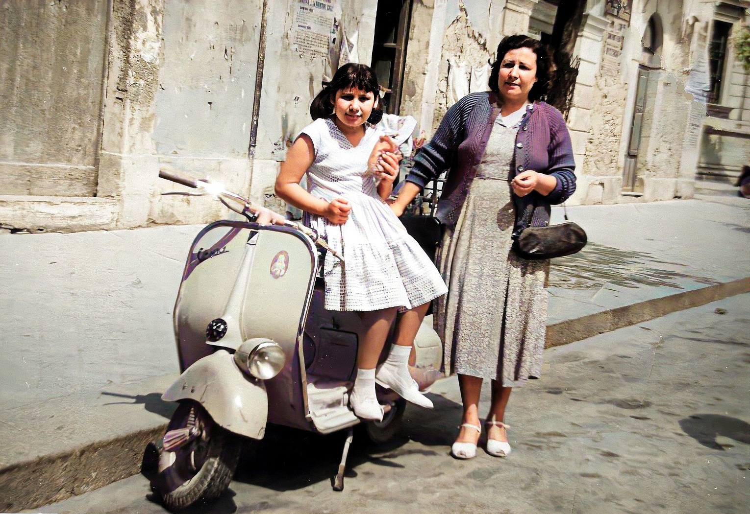 1956 (circa) Siracusa: Schiavone Franca e Scavone Lucia. 