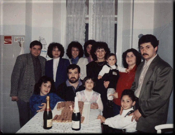 SABAUDIA 1990 - 1° compleanno di Claudio con Pasquale, Maria, Nina, Rosetta, Isabella, Pina, Giuseppe, Antonietta, Pasquale, Valeria e Gianni