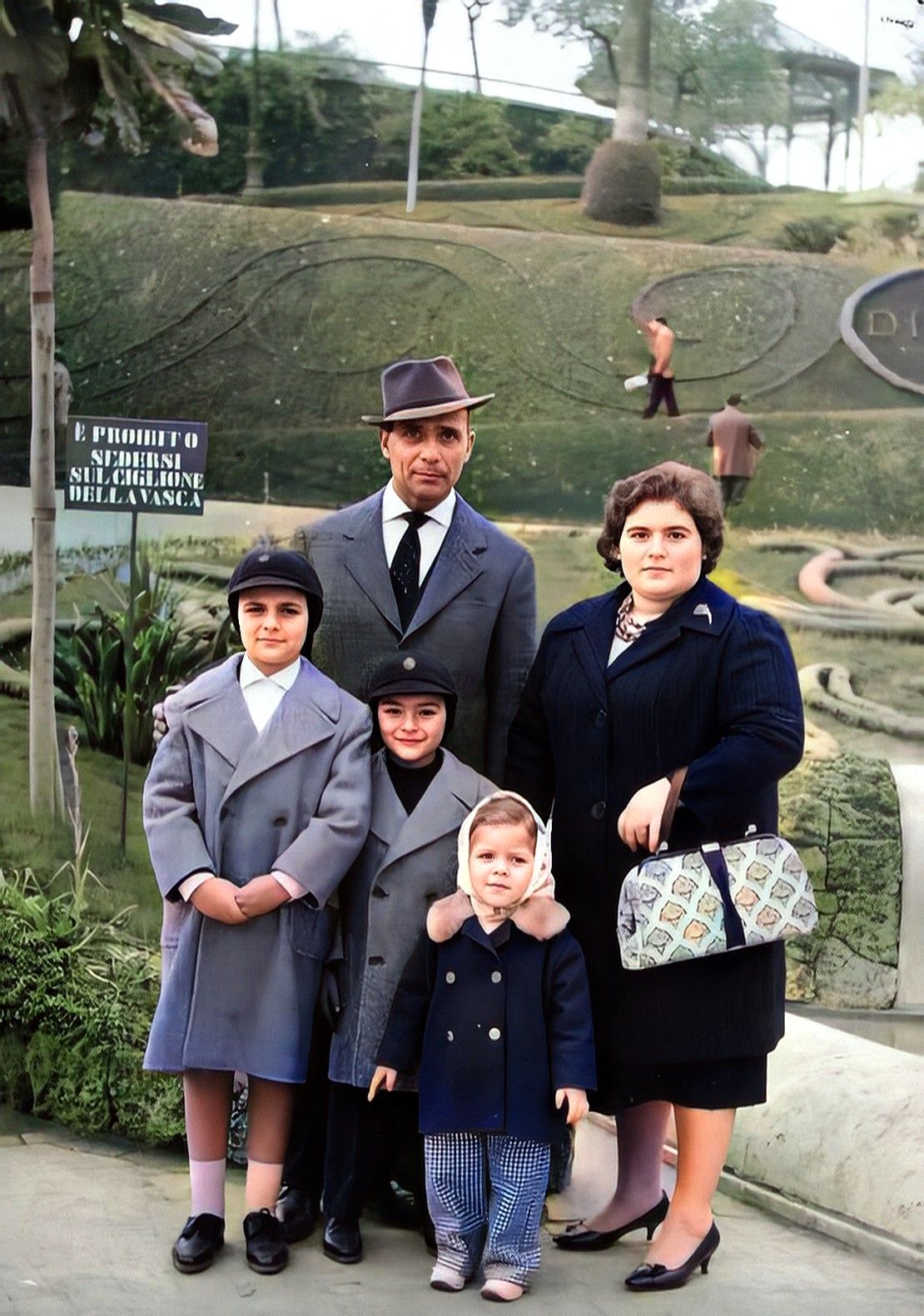 1962 - Catania - Villa Bellini: Roggio Giuseppe, Schiavone Elena, Roggio Dario, Roggio Paride e Roggio Linda. 